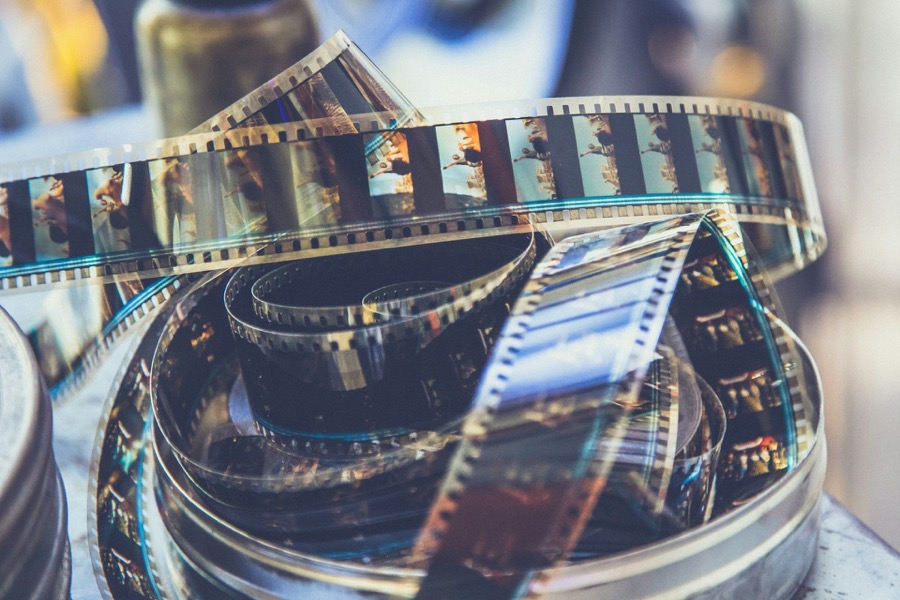 Gerollter, entwickelter Filmstreifen mit sichtbaren Einzelbildern und Perforationen.